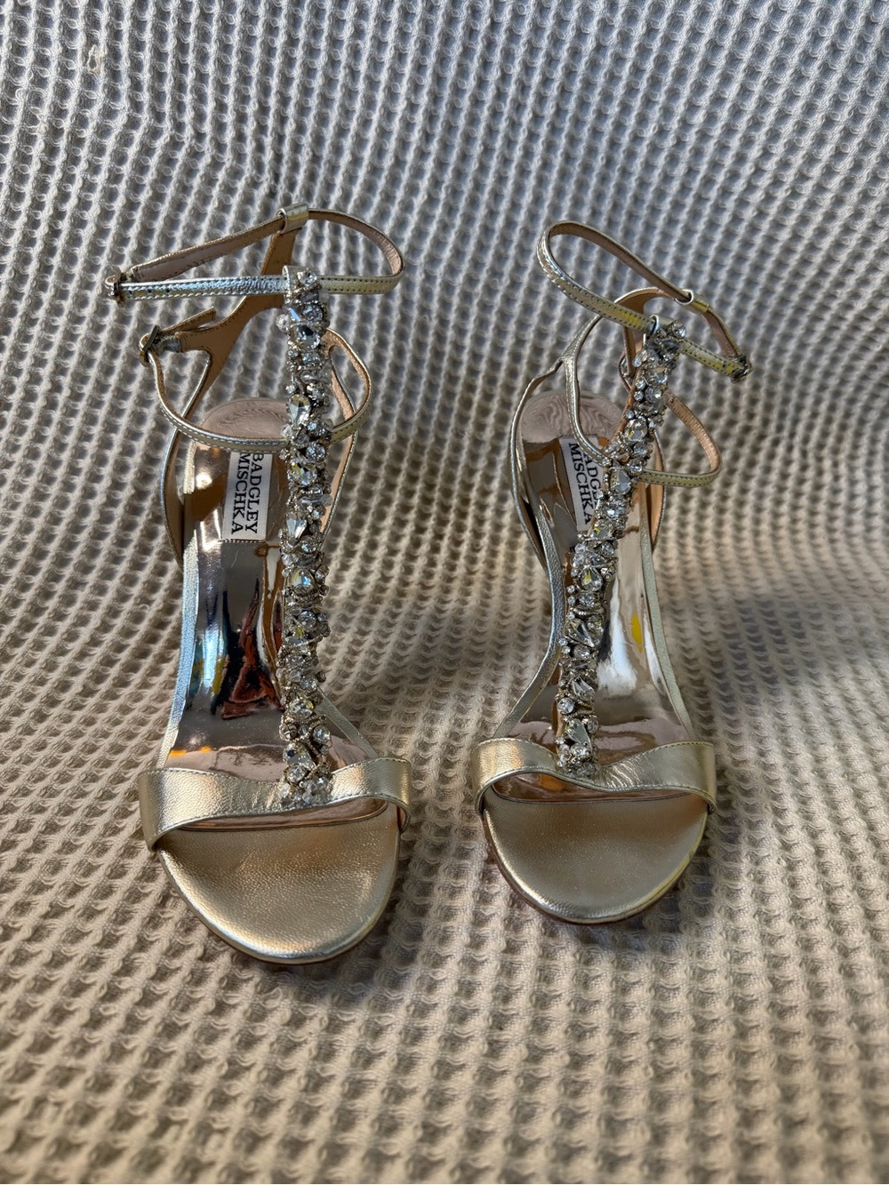 Badgley Mischka Crystal Embellished T-Strap Sandals Gold Metallic Size 7.5